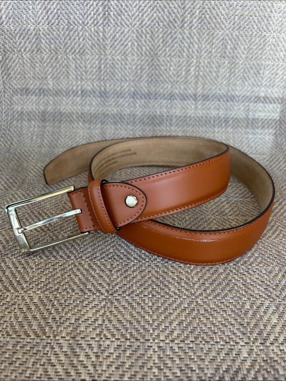 BECKETT SIMONON Classic Tan Leather Men's Belt with silver buckle. Size 34.